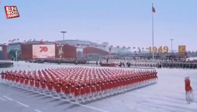 Çinli kadın askerlerin kortej yürüyüşü