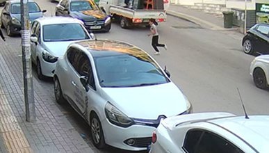 Bursa'da yola aniden fırlayan çocuğa otomobil böyle çarptı
