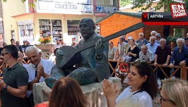 CHP'li Ardanuç Belediyesi, yaptırdığı Aşık Efkarı heykelini törenle açtı