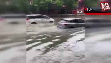 Çin’de tren istasyonu sular altında kaldı