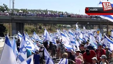 İsrail'de yargı düzenlemesini protesto eden binlerce kişi, Tel Aviv'den Batı Kudüs'e yürüyor