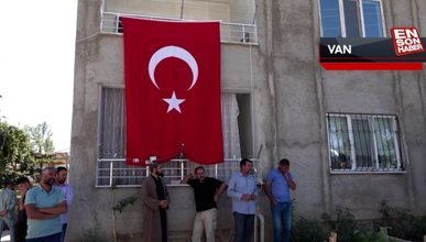 Şehit Piyade Uzman Çavuş Kırmızıkoç'un ailesinin evine Türk Bayrağı asıldı