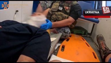 Ukrayna'da bombardımanda yaralanan kurtarma görevlisi hastaneye böyle götürüldü