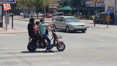 Konya’da elektrikli bisiklete 5 kişi binen aile kameraya yansıdı
