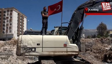 Enkazdan çıkardığı Türk bayrağını iş makinesinde dalgalandırıyor