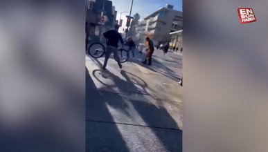 Tutuşan adamı söndürmek için üzerine bisiklet attı