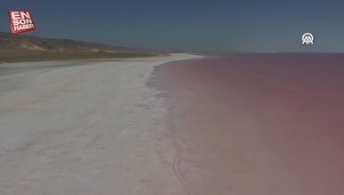 Tuz Gölü’ndeki renk değişimi, ziyaretçilere görsel şölen sunuyor