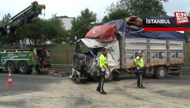 Esenyurt'ta bariyerlere çarpan sebze yüklü kamyon devrildi