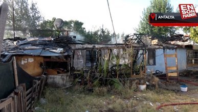 Antalya'da 2 gecekondu yangında küle döndü