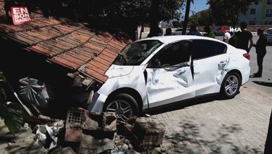 Bursa'da kamyonla çarpışan otomobil bahçeye girdi