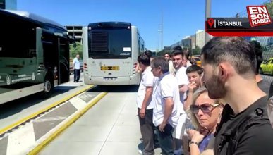 Zeytinburnu'nda arızalanan 2 metrobüsün yolcuları yol kenarında beklemek zorunda kaldı