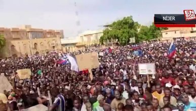 Nijer'de darbe destekçileri gösteri düzenledi