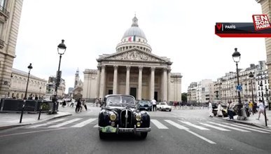 Paris'te klasik otomobil geçidi