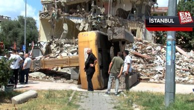 Kartal’da iş makinesinin devrilme anı kamerada