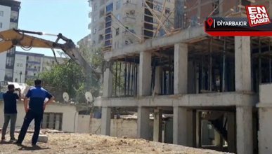 Diyarbakır’da 3 katlı kaçak yapı belediye ekiplerince yıkıldı