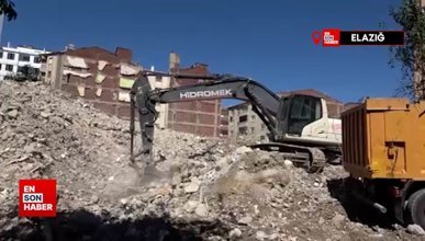 Elazığ’da ağır hasarlı binaların yıkımı devam ediyor