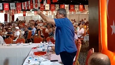 CHP İzmir ilçe kongresinde eski başkanlar kavga etti: İzmir'in anasını sen belledin