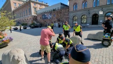 İsveç'te Kur'an'ı yakmayı durdurun protestosuna polis müdahalesi