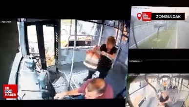 Zonguldak'ta halk otobüsü ile iş makinesinin çarpışma anı kamerada