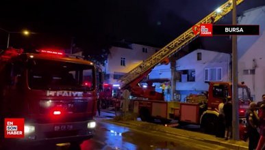 Bursa'da ahşap kapı fabrikasında çıkan yangına müdahale ediliyor