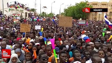 Nijer'de askeri yönetim taraftarları sokakta