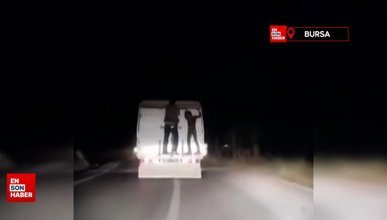 Bursa'da kamyonet kasasına asılan baba ve oğlu tehlike saçtı