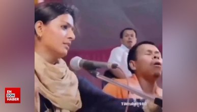 Şarkı söylerken kendinden geçen Hintli kadın