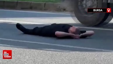 Bursa'da trafiğe aldırmayan adam yolun ortasına uzandı