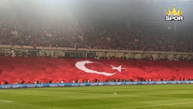 Türkiye - Ermenistan maçında 100. yıla özel koreografi