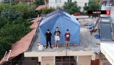 Hatay'da depremzede öğrenciler evin damına ders çadırı kurdu