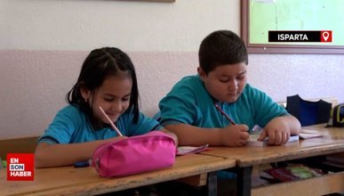 Isparta'da ilkokul öğrencisi dayı-yeğen aynı sınıfta okuyor