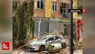 Malatya’da hasarlı binanın çatısının yola ve araçların üzerine düştü