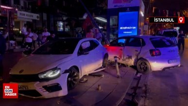 Kadıköy'de otomobiller çarpışıp direğe vurdu