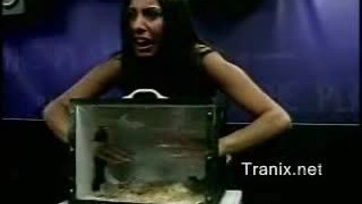 ne tuttuğunu farkedince korkudan kendini yerden yere attı