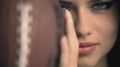 Adriana Lima'nın Sevgilier Günü Victoria Secret reklamı