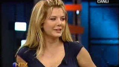 Aysun Kayacı Nazım şiiri okuyor