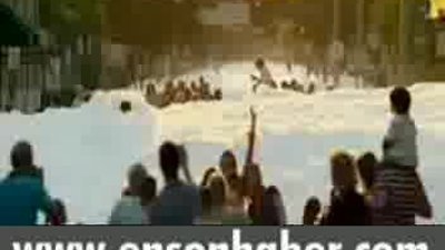 Miami sokaklarını köpükler bastı