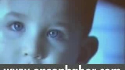 Cem Yılmaz bebek bakıyor