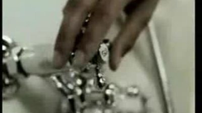 duşa veletler yüzünden giremeyen kadın