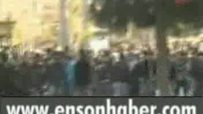 DTP'li göstericiler AKP binasını taşladı