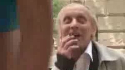 vitrindeki temizikci kız 