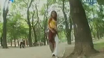 güzel Kıza Yardım Videosu izle 