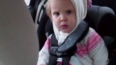 Müzikle coşan minik kız