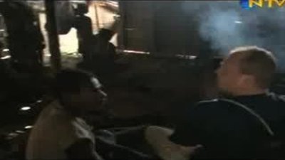 Belgeselci kadın yerlilere özenip soyundu