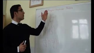 Amuda kalkarak ders anlatan öğretmen