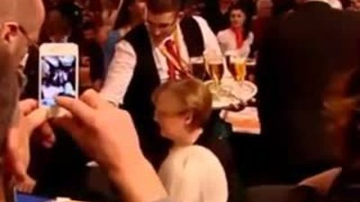 Merkel'in başından aşağı bira döküldü