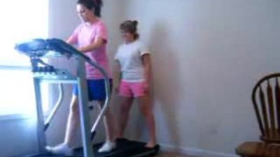 Koşu bandı kızı duvara vurdu