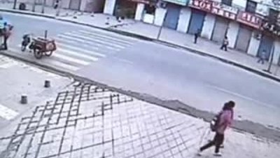 Kaldırım genç kızı böyle yuttu