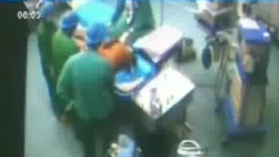 AMELİYAT MASASINDA DOKTORA DAYAK KAMERADA