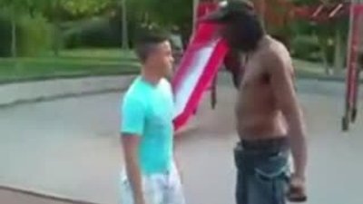 Küçük adamdan dev yumruk